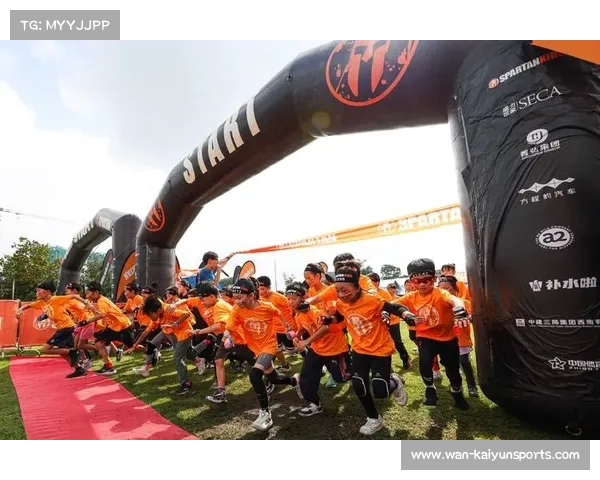 BMX泥地竞速赛选手疾速俯冲、飞跃障碍包，现场欢呼声不断